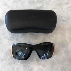 Authentic Chanel sunglasses black - Excellent!!